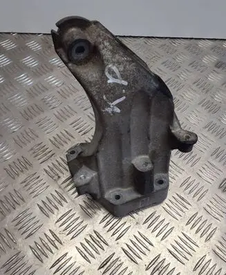 Mercedes-Benz C W204 Engine mounting bracket