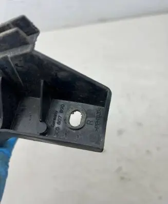 Volkswagen PASSAT B6 Front bumper mounting bracket 3C0807890