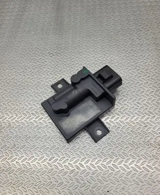 Jaguar XE Fuel pump relay FK729D370AC