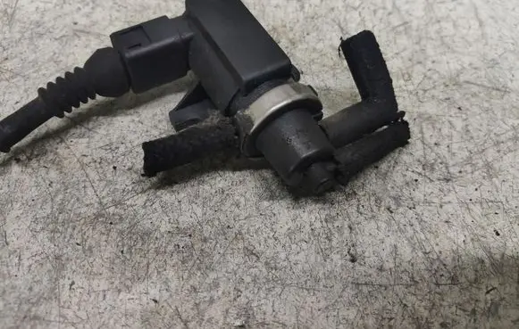 Volkswagen PASSAT B5.5 Turbo solenoid valve 1J0906627