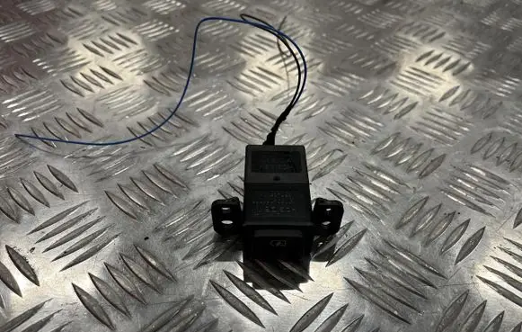 Nissan Juke II F16 USB socket connector PU15999