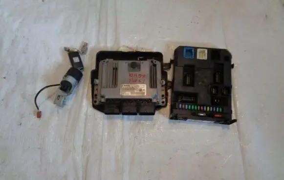 Citroen C3 Picasso Engine control unit/module 9807885980