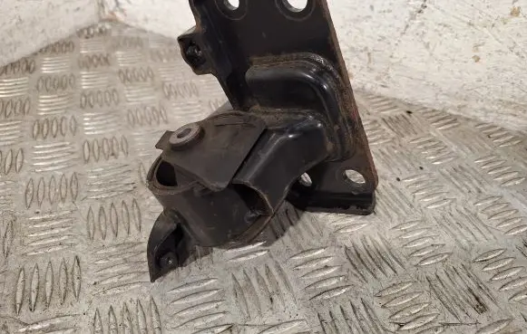 Toyota Auris 150 Engine mount bracket 123720R020