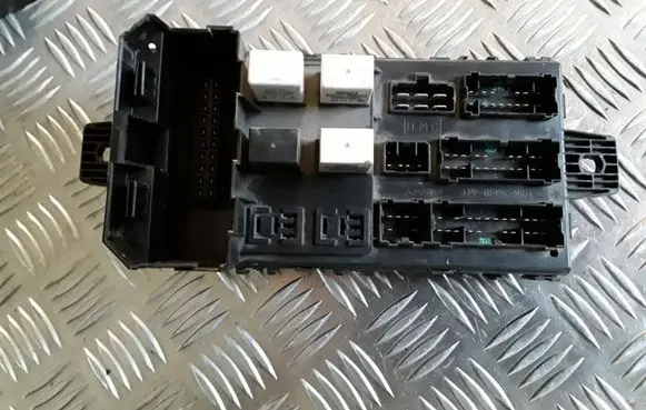 Hyundai Trajet Fuse module 954003A210 97RA010002 PPGF25M15