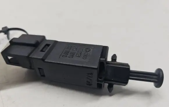 Volkswagen Golf IV Clutch pedal sensor 1H0927189D