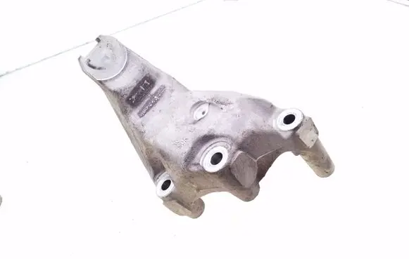 Honda Accord Engine mounting bracket SDA12