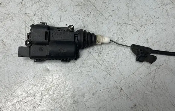 Opel Astra H Central locking motor 13208157