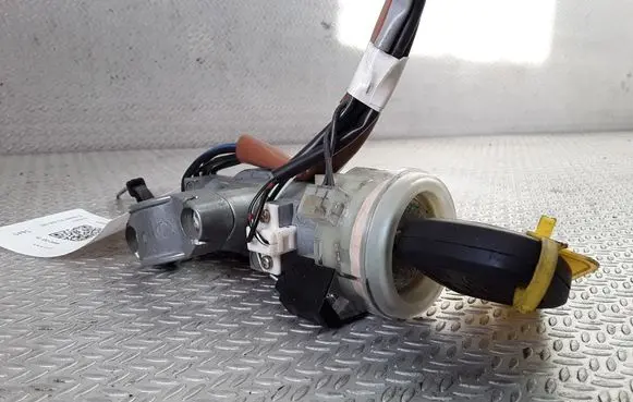 Subaru Forester SG Ignition lock 88215SA000 06F30 X1T26171
