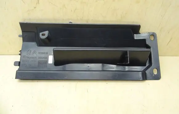 Engine bonnet/hood lock trim molding