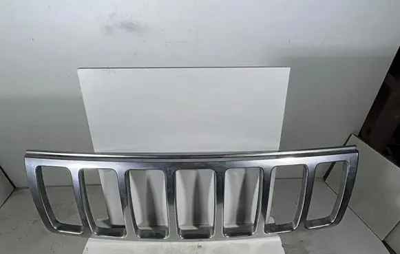 Jeep Grand Cherokee (WK) Front bumper upper radiator grill