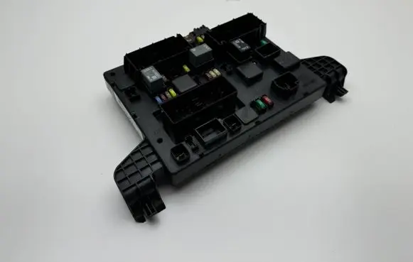 Opel Astra J Fuse module 13302301 36592721 1110022AC