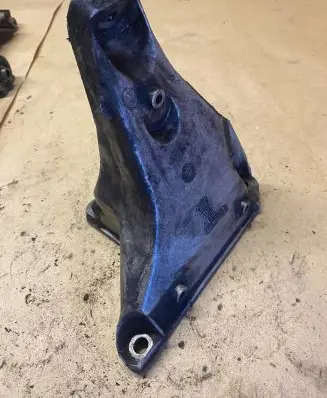 Engine mounting bracket