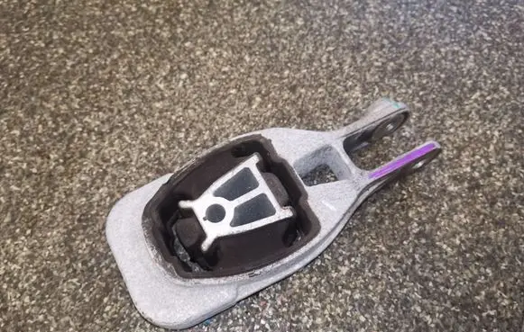 Buick Encore I Engine mount bracket