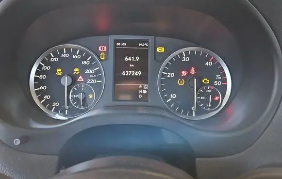 Speedometer (instrument cluster)