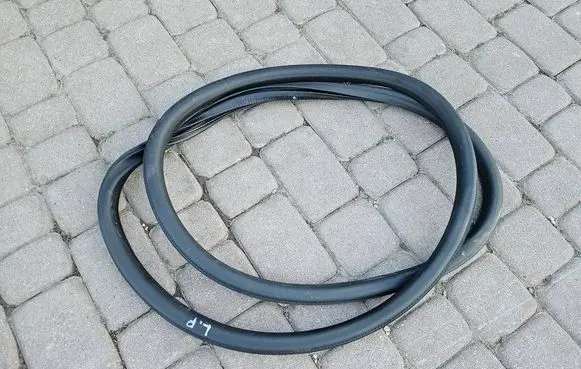 Opel Astra L Front door rubber seal 9847142380