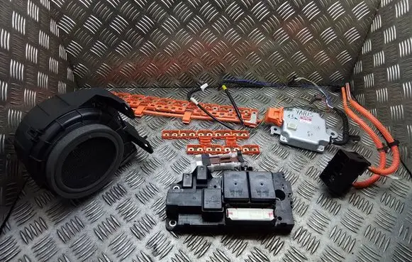 Toyota Yaris Battery control module 8989252011 1751007460 G923052010