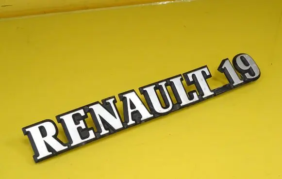 Renault 19 Manufacturers badge/model letters 
