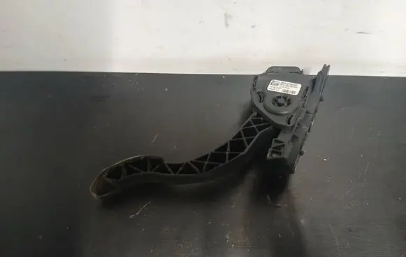 Accelerator throttle pedal