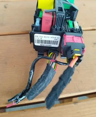 Peugeot 508 II Fuse module 9806192580