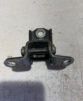 Infiniti Q70 Y51 Front door lower hinge A048520