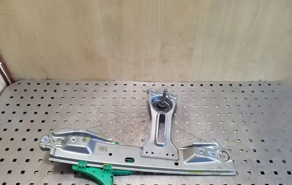 Rear door manual window regulator