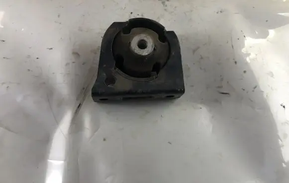 Toyota Auris 150 Engine mount bracket