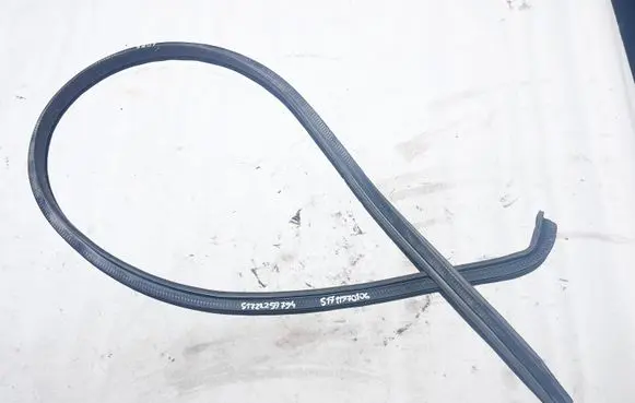 BMW 8 E31 Front door rubber seal 1970106 2259794 51711970106