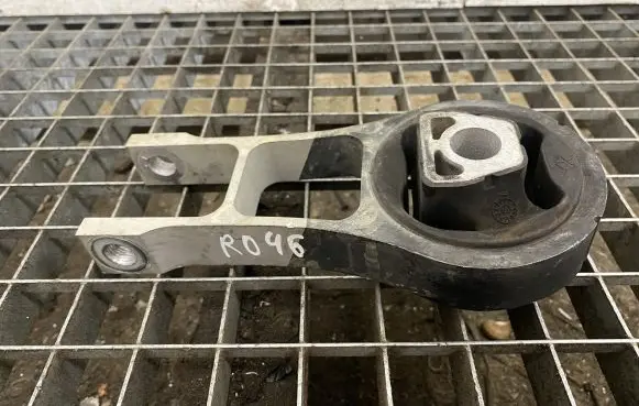Jeep Cherokee Engine mounting bracket P68256971AB