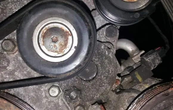 Hyundai i30 Generator/alternator belt tensioner 252812A100