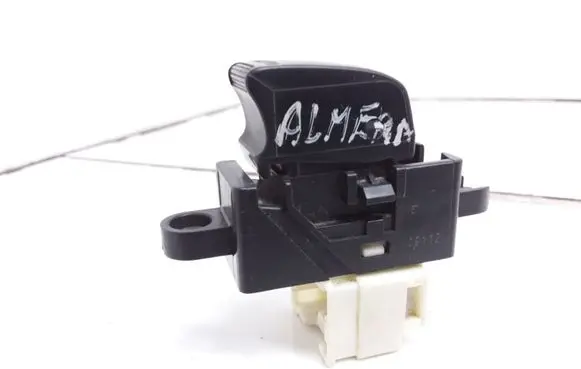 Nissan Almera Electric window control switch 0911Z