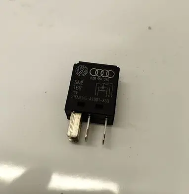 Volkswagen PASSAT B5 Other relay 8Z0951253