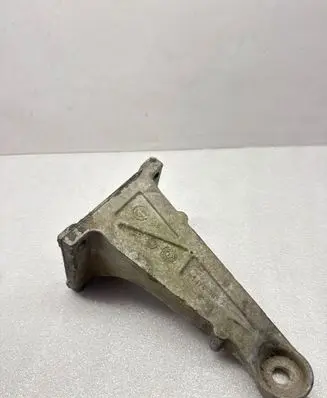 Engine mounting bracket