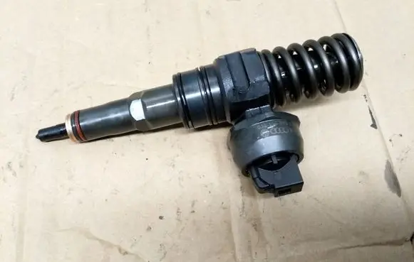 Volkswagen PASSAT B5.5 Fuel injector 038130073BA 0414720216