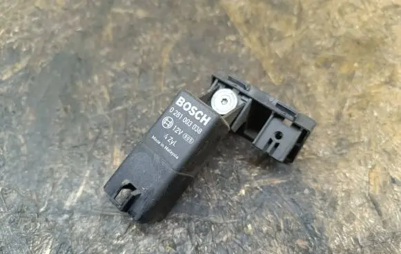 Volkswagen PASSAT B6 Glow plug pre-heat relay 0281003038
