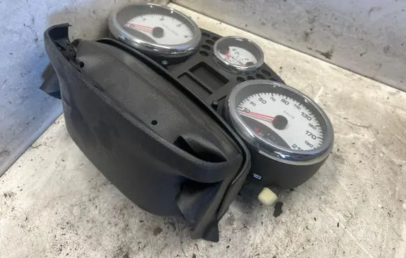 Speedometer (instrument cluster)
