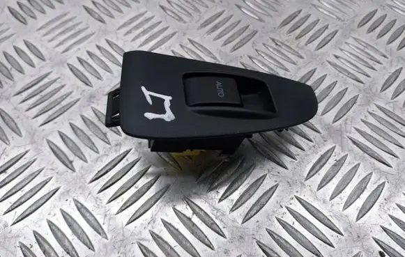 Toyota Avensis T250 Quarter vent window switch 74272-05020