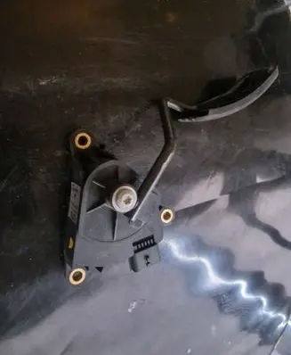 Accelerator throttle pedal