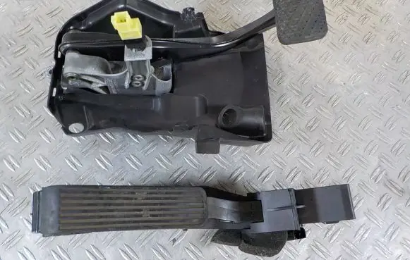 Mercedes-Benz CLS C219 Pedal assembly A21130009 211080138