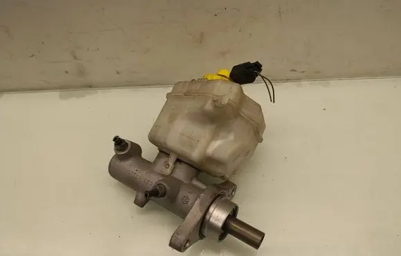 Volkswagen Touareg I Master brake cylinder 