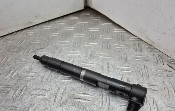 Mercedes-Benz E W212 Fuel injector A6510702887 28348370