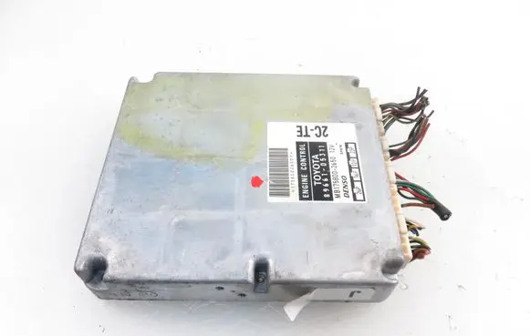 Toyota Avensis T220 Engine control unit/module 1758002650 8966105311