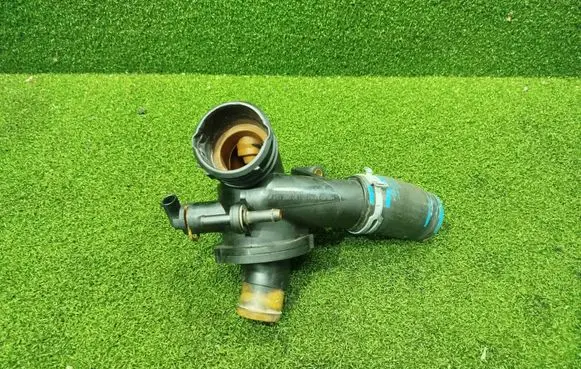 Mercedes-Benz E W212 Thermostat/thermostat housing A6512000615