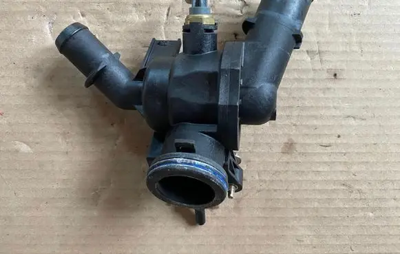 Ford Galaxy Thermostat/thermostat housing HG9Q9K478AC