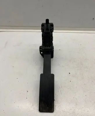 Accelerator throttle pedal