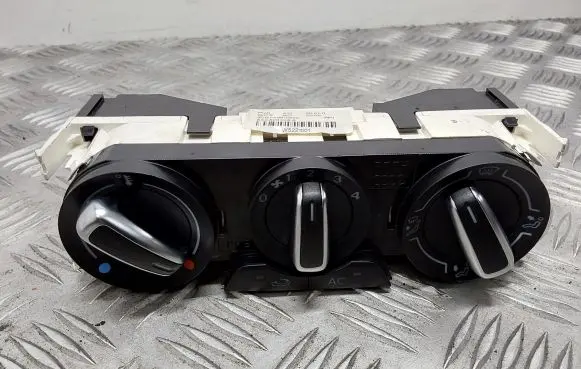 Audi A1 Climate control unit 8X0820045A
