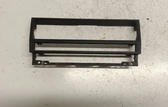 BMW 5 E39 Radio/GPS head unit trim 8247302