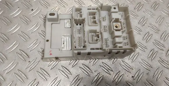 Toyota RAV 4 (XA20) Fuse module 8273342080