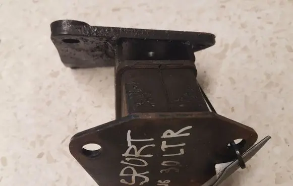 Mitsubishi Pajero Sport I Engine mount bracket MR210867