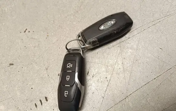 Ford Mondeo MK V Ignition key/card 