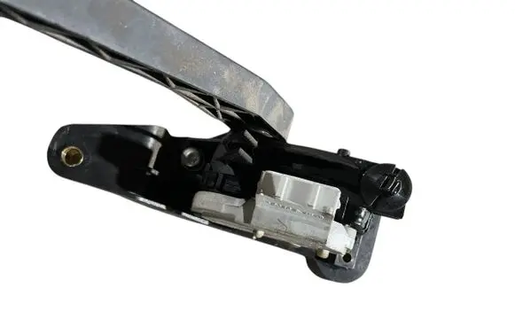 Accelerator throttle pedal